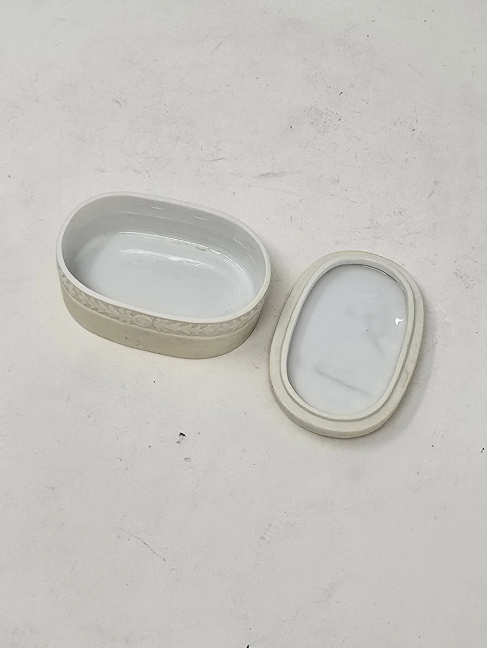 Vtg bisque porcelain lidded trinket vanity box hand painted relief romantic - Picture 6 of 9